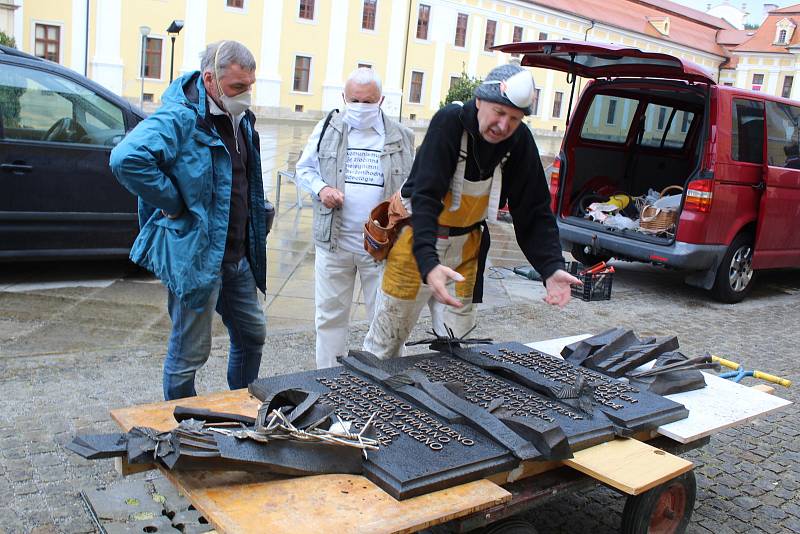 Instalace pamětní desky připomínající Akci K na velehradském gymnáziu. Její umístění naproti vstupu do baziliky řídil autor díla akademický sochař Otmar Oliva