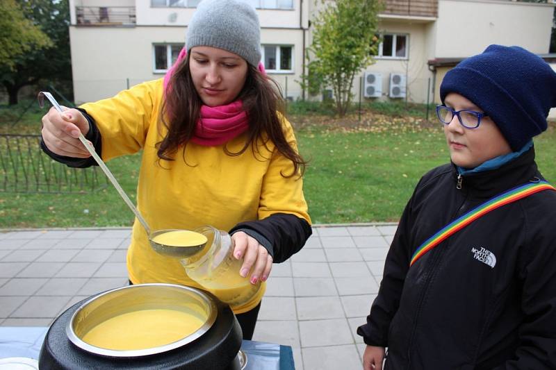 Vyřezávání dýní v zahradě Lišky Bystroušky