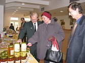 Návštěvníci Medového dne mohli nakoupit kromě medu také medovinu.  