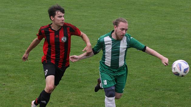 Fotbalisté Zlechova (červenočerné dresy) v 6. kole I. B třídy skupiny C zdolali Ostrožskou Novou Ves 1:0.