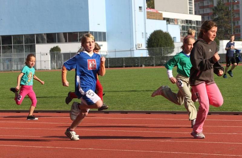 Kinderiáda na atletickém stadionu v Uherském Hradišti.