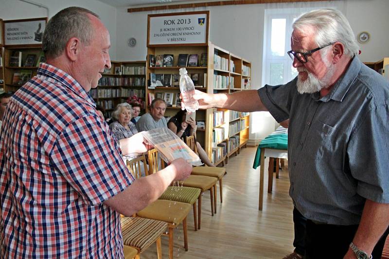 KŘEST VODOU. Tři kmotři pokřtili druhý díl publikace Povídání o naší knihovně vodou ze tří studánek.