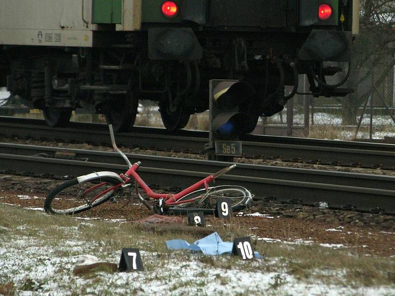 Smrtelná nehoda se udála na železničním přejezdu v Babicích.