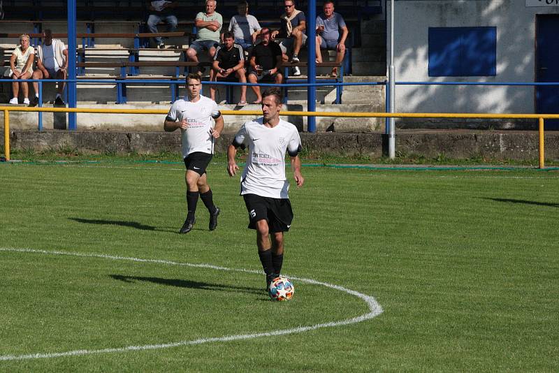 Fotbalisté Ořechova (bílé dresy) v prvním zápase nové sezony zdolali Uherský Ostroh 7:2.