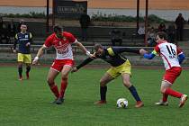 Fotbalisté Prakšic (modré dresy) v sobotní dohrávce 4. kola krajské I. B třídy skupiny C podlehli Slavkovu 0:1.