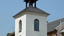 Na březích Svodnice leží Sazovice, vesnička má milená... Zvonička v Sazovicích, snímek z 24. června 2021.