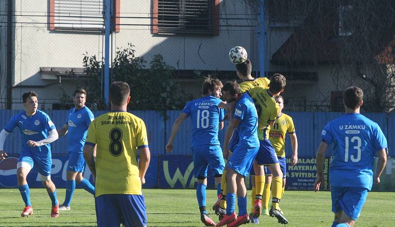 Sobotní utkání na Širůchu, kde se utkali fotbalisté domácího Starého Města (žluté dresy) s Ořechovem, skončil remízou 2:2.