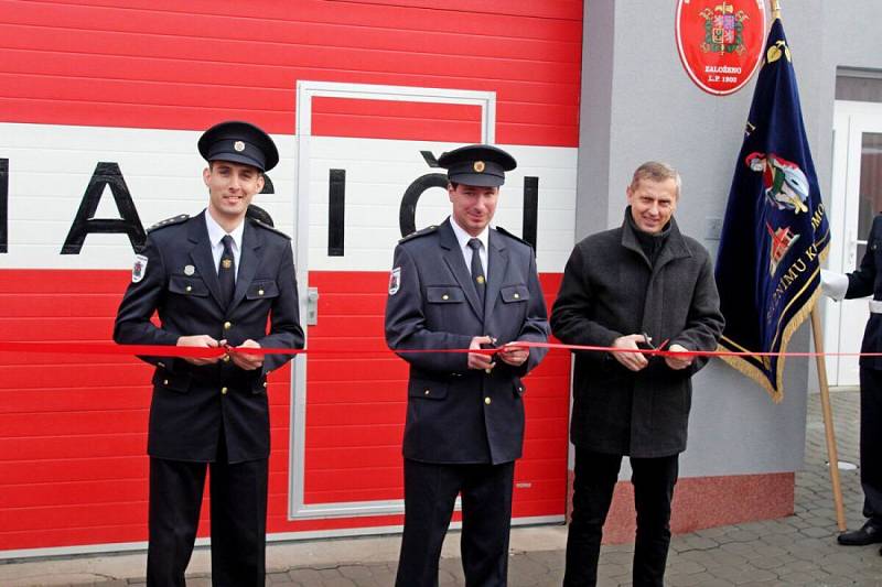 Požehnání nového hasičského praporu, auta i opravené zbrojnice v Traplicích
