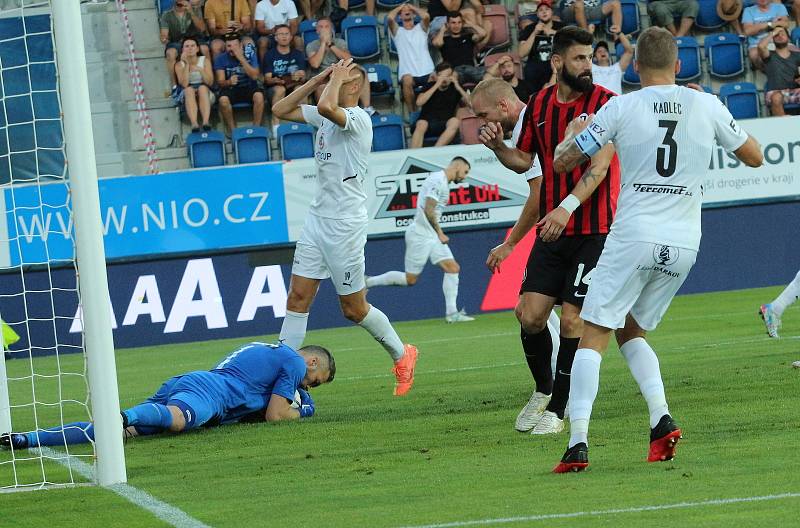 Fotbalisté Slovácka (bílé dresy) skončili ve druhém předkole Evropské konferenční ligy.