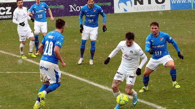 Fotbalisté Slovácka (v bílých dresech) se naposledy utkali s Baníkem Ostrava doma v březnu.