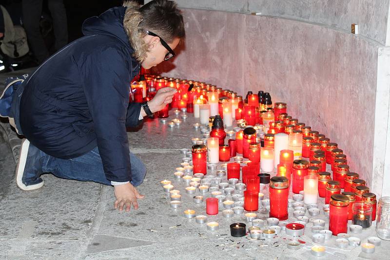 Marta Kubišová, Karel Kryl i zásah Veřejné bezpečnosti proti demonstrantům, to všechno s trikolorami na klopách a s hořícími svíčkami ve dlaních mohli spatřit účastníci happeningu v Uherském Hradišti. V neděli 17. listopadu po 17. hodině přenesli revolučn