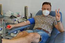 Herec Slováckého divadla Tomáš Šulaj při darování krve v transfuzním oddělení Uherskohradišťské nemocnice.