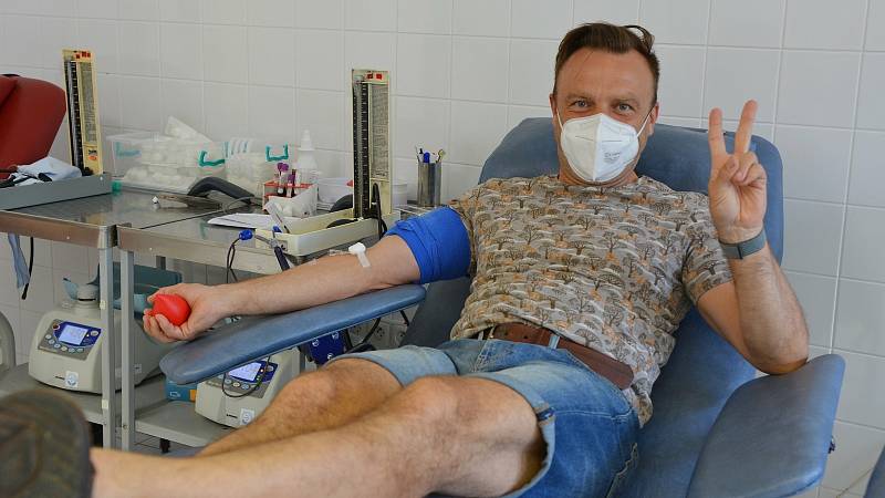 Herec Slováckého divadla Tomáš Šulaj při darování krve v transfuzním oddělení Uherskohradišťské nemocnice.