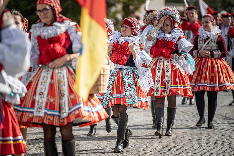 Na tři tisíce krojovaných účastníků z devíti regionů, Polska a Maďarska prošlo centrem Uherského Hradiště při Slováckých slavnostech vína a otevřených památek, 10. září 2022.