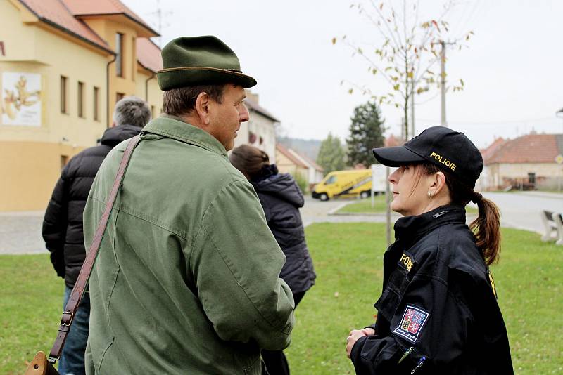 Pětatřicet nimrodů, kteří se zúčastnili honu v katastru Velehradu a Modrá se museli podrobit dechové zkoušce na alkohol a kontrole svých zbraní.