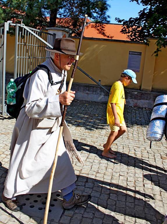 Desítky kilometrů měli za sebou věřící poutníci, kteří dorazili obutí i bosí v sobotu dopoledne na Velehrad.