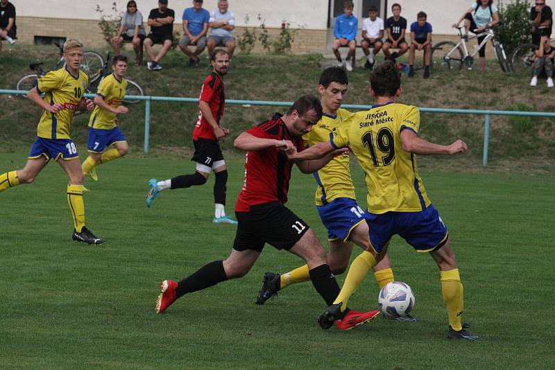 Fotbalisté Starého Města (žluté dresy) vyhráli derby ve Zlechově 3:1.