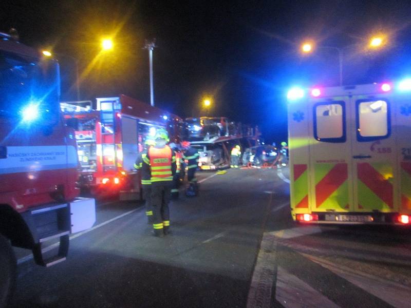 Na silnici I/50 v místní části Vésky u Uherského Hradiště se srazil nákladní a osobní automobil.