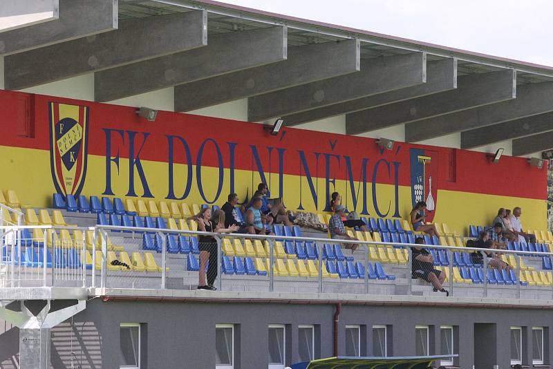 Fotbalisté Dolního Němčí mají novou tribunu i kabiny.
