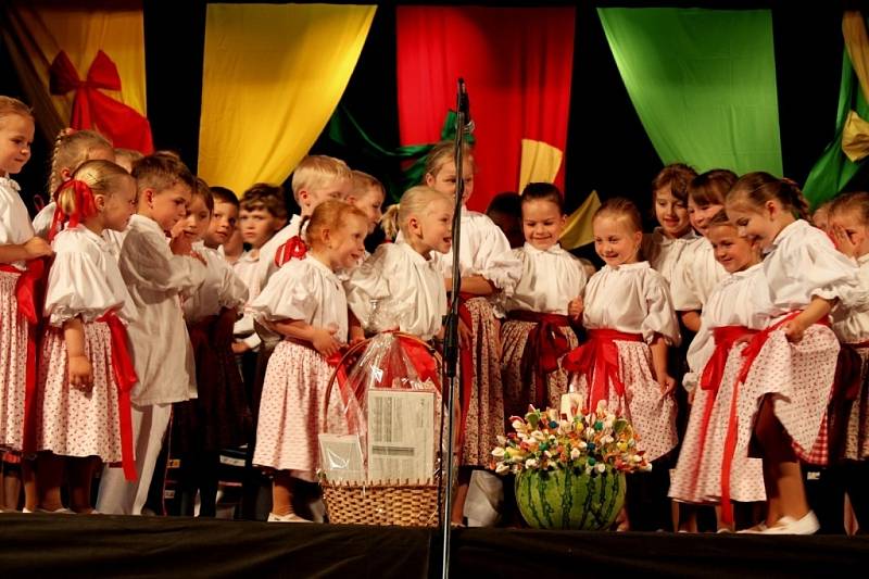 Folklorní soubory Pentlička a Pentla rozproudily svým pořadem krev v žilách 450 diváků.