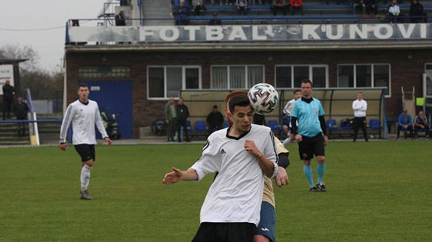 Fotbalisté Kunovic (bílé dresy) jsou po podzimu v krajské I. A třídě sk. B poslední, na Bělince se v zimní pauze čekají velké změny. 