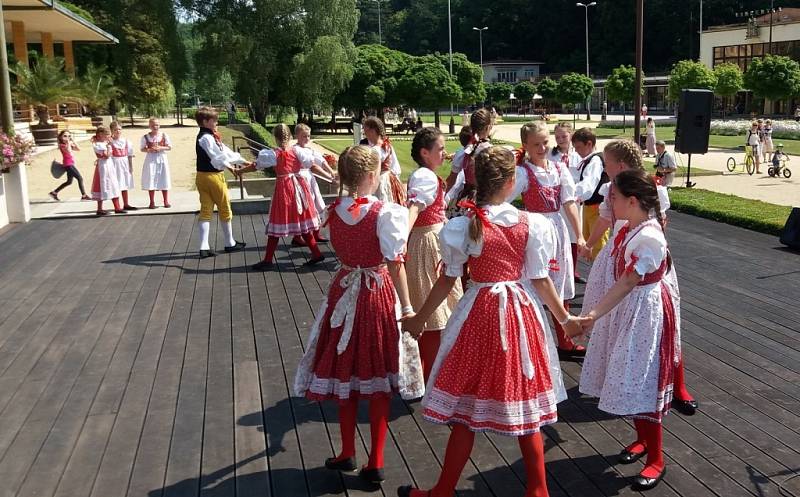  Z Kunovic si do luhačovických lázní si odskočily potěšit milovníky folkloru tři dětské soubory.