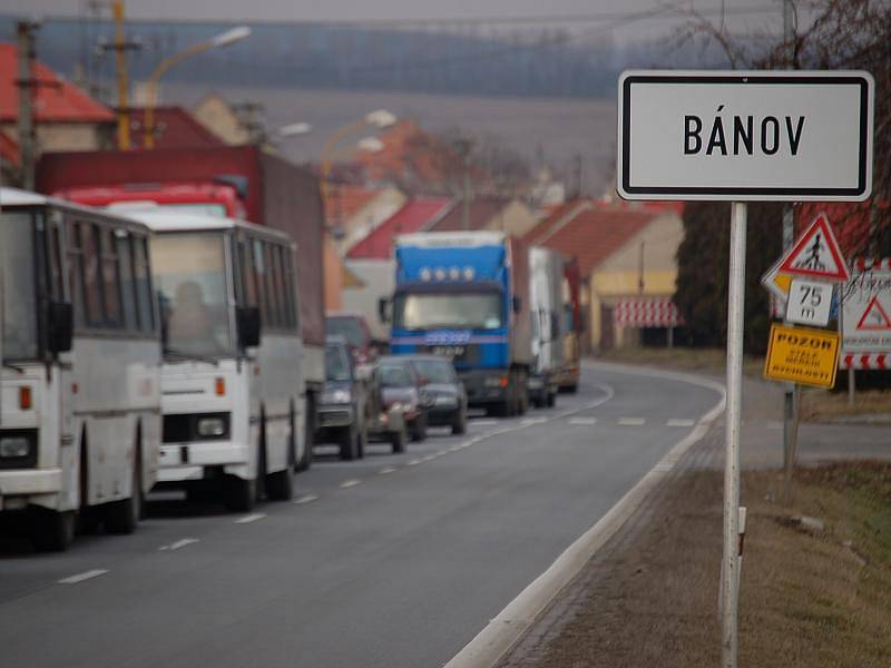 Srážka kamionu s avií u Bánova blokovala dopravu. 