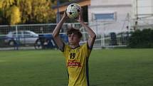 Fotbalisté Starého Města (žluté dresy) v 5. kole krajské I. B třídy skupiny C zdolali Polešovice 1:0.