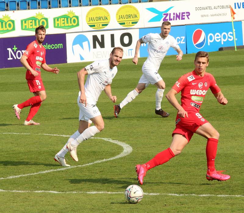 Fotbalisté Slovácka (v bílých dresech) se ve 28. kole FORTUNA:LIGY utkali se Zbrojovkou Brno.