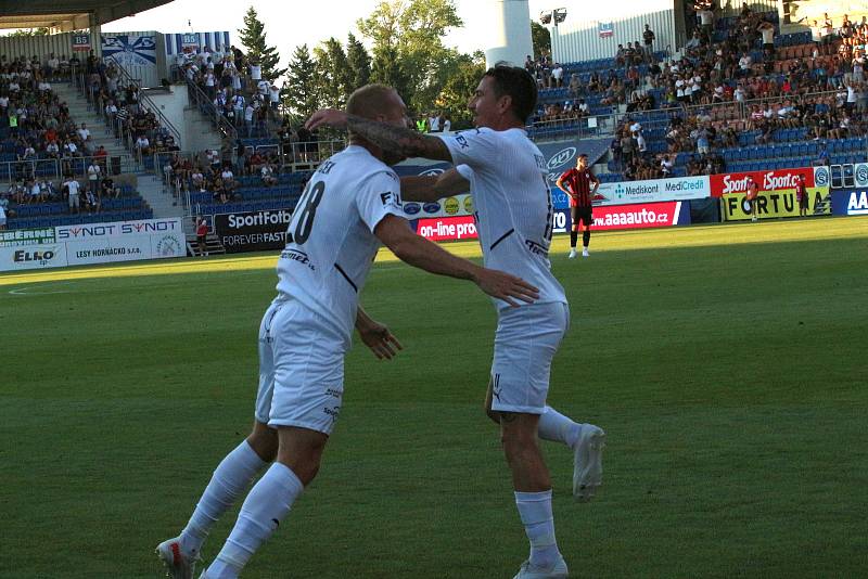 Fotbalisté Slovácka (bílé dresy) ve čtvrtek večer hostili  v odvetě Evropské konferenční ligy bulharský celek Lokomotiv Plovdiv.