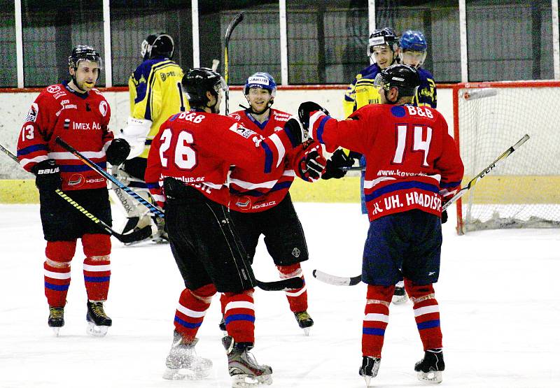 Hokejisté HC Uherské Hradiště (v červeném) porazili Velkou Bíteš 6:3.