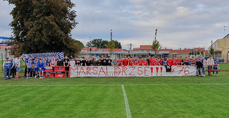 Fotbalisté Uherského Brodu (červené dresy) v 11. kole MSFL podlehli Zlínsku 0:4. Oba týmy společně s fanoušky na dálku vyjádřili podporu Michaelu Maršálkovi.