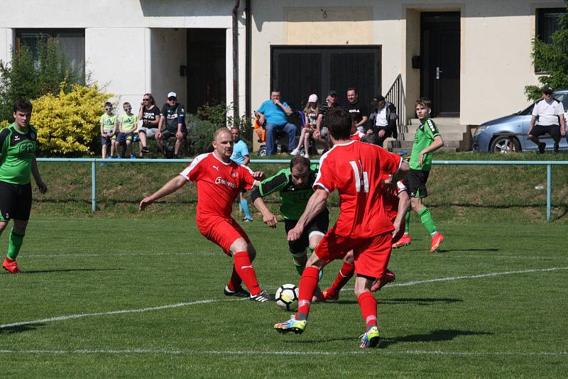 Fotbalisté Zlechova (zelené dresy) ve 22. kole krajské I. A třídy skupiny zdolali Újezdec 2:1 a přiblížili se záchraně.