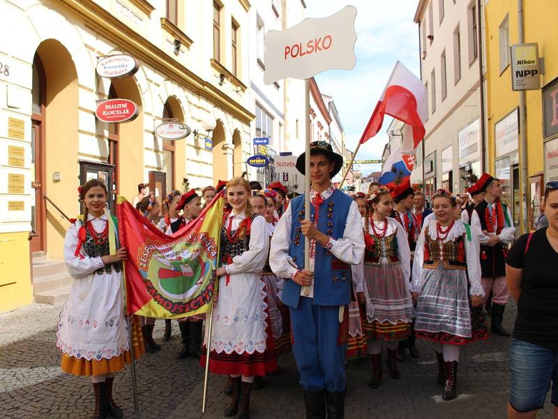 Krojovaný průvod v ulicích Uherského Hradiště tradičně patří k zahájení Kunovského léta. 