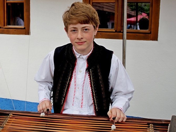 Čtrnáctiletý Josef Macek z Tupes, žák tamní základní školy, ZUŠ v Uherském Hradišti, cimbalista a zpěvák cimbálové muziky Džbánek a Mladé CM z Buchlovic.