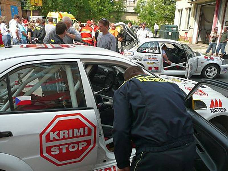 Záchranáři se důkladně seznámili se závodními vozy a zkoušeli správné techniky záchrany.