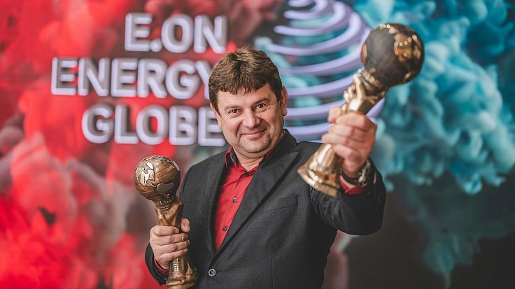 Starosta Hostětína Jaroslav Boleček s cenami Energy Globe 2020 pro vítěze v kategorii Obec a absolutního vítěze.