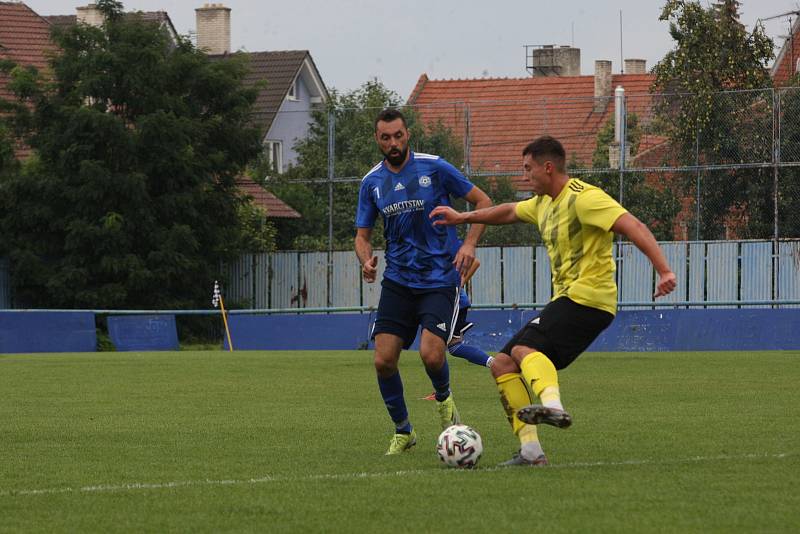 Fotbalisté Kunovic (žluté dresy) v 5. kole krajské I. A třídy skupiny B podlehli favorizovaným Zborovicím 1:2.