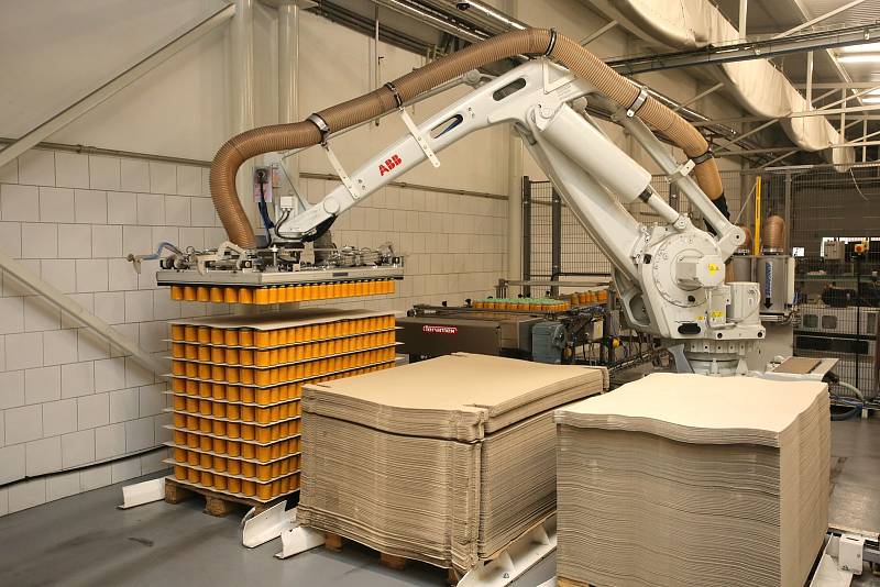 Výroba v podniku Hamé v Kunovicích. Robotická linka na paletování výrobků.