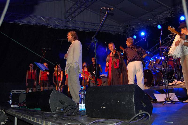 V jeden obrovský večírek plný pohody a spontánních tanečních kreací se proměnil nedělní koncert srbského seskupení režiséra a hudebníka Emira Kusturici The No Smoking Orchestra v Uherském Hradišti. 
