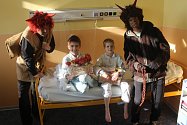 Dětské oddělení Uherskohradišťské nemocnice navštívil 5. prosince svatý Mikuláš i se svojí družinou, aby dětem nadělil dárkové balíčky firmy Hamé.