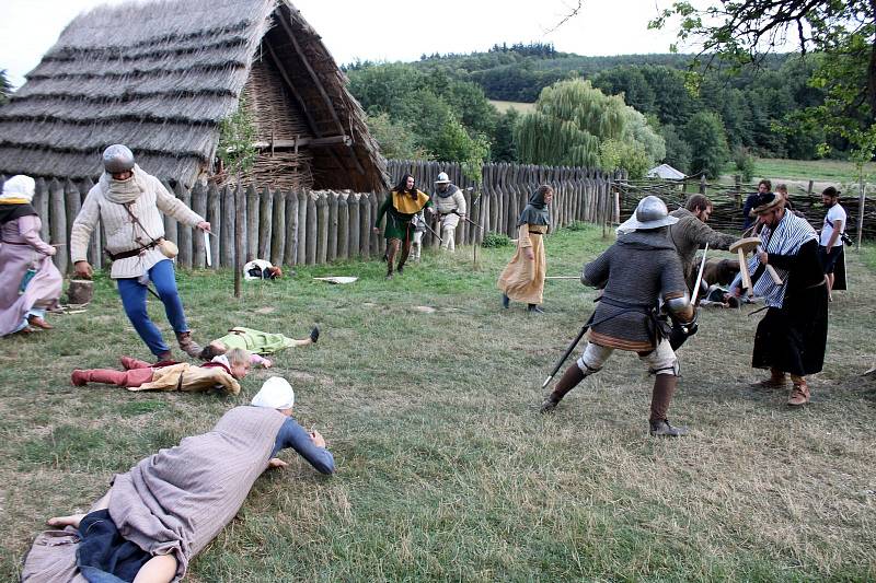 V Archeoskanzenu na se v úterý a ve středu natáčel historický film s baladickými rysy scénáristů a režisérů Milana Cyroně a Tomáše Uhra.