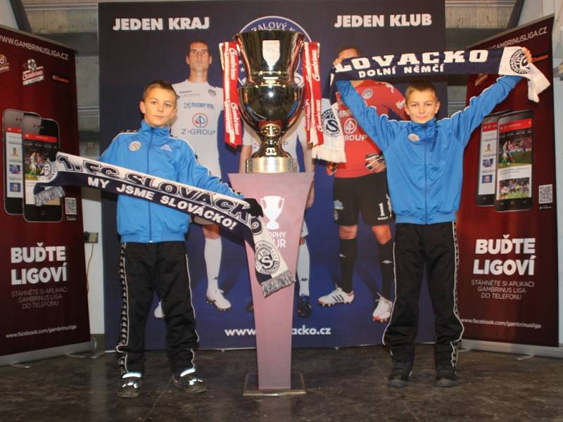 Při nedělním utkání 15. kola Gambrinus ligy mezi 1. FC Slovácko a Slavií Praha si fanoušci měli možnost v rámci akce Trophy tour prohlédnout pohár určený pro vítěze Gambrinus ligy.