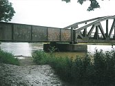 Řeka Morava nebezpečně stoupala pod železničním mostem.