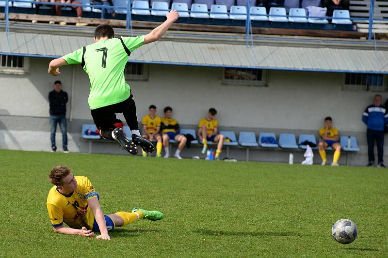 Dorostenci Starého Města (žluté dresy) ve šlágru 15. kola krajského přeboru dorostu prohráli s Uherským Brodem 1:3. Foto: pro Deník/Mojmír Zapletal