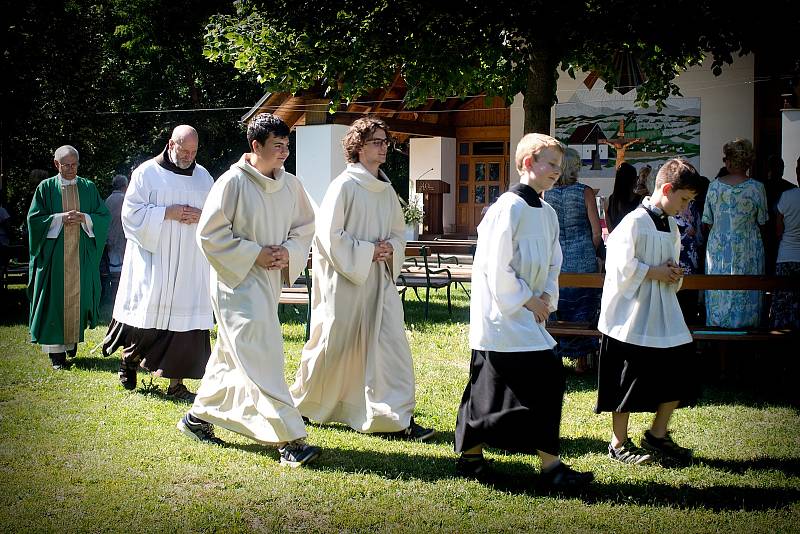 Mše svatá sloužená na Svatém Antonínku za všechny, kterých se dotkla péče domácího hospice Antonínek během dvou let jeho působení v okrese Uherské Hradiště, byla 19. června odpoledne součástí setkání přátel, příznivců a podporovatelů Domácího hospice Anto