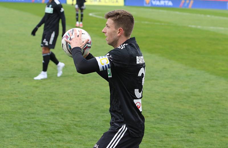 Fotbalisté Slovácka (bílé dresy) ve 28. kole FORTUNA:LIGY zdolali poslední Karvinou 3:1.