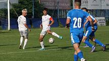 Fotbalisté Slovácka B (bílé dresy) v páteční předehrávce 32. kola MSFL remizovali na hřišti v Kunovicích s juniorkou Ostravy 2:2.