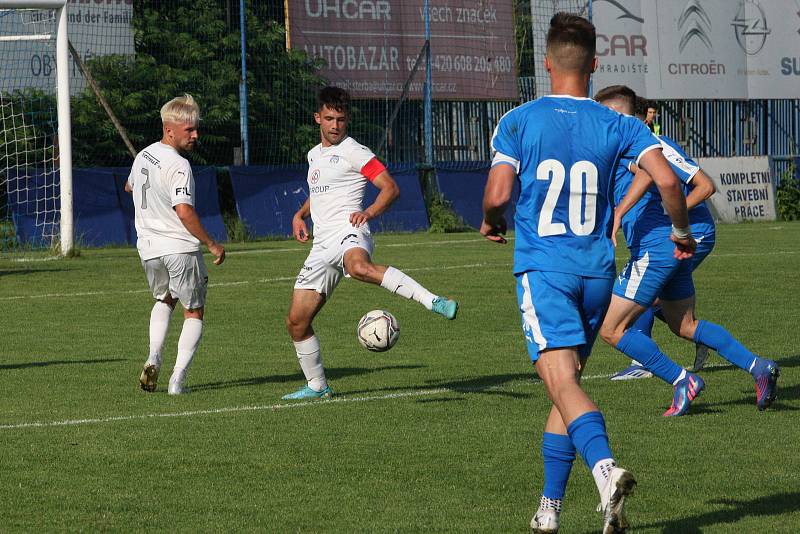 Fotbalisté Slovácka B (bílé dresy) v páteční předehrávce 32. kola MSFL remizovali na hřišti v Kunovicích s juniorkou Ostravy 2:2.