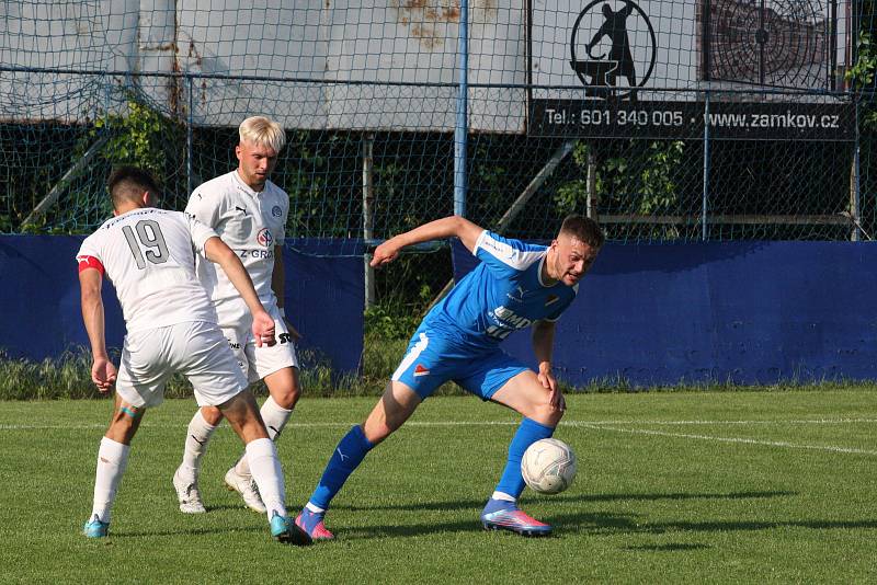 Fotbalisté Slovácka B (bílé dresy) v páteční předehrávce 32. kola MSFL remizovali na hřišti v Kunovicích s juniorkou Ostravy 2:2.